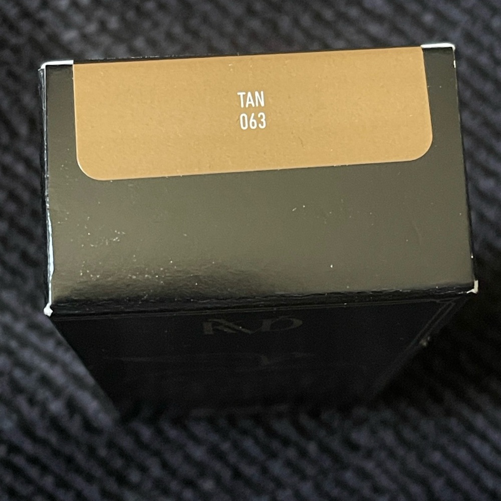 KVD Good Apple Tan 063 Full-Coverage Transfer-Proof Serum Foundation - Picture 5 of 6